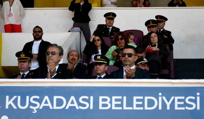Kuşadası’nda 19 Mayıs Kutlamaları Renkli Görüntülere Sahne Oldu