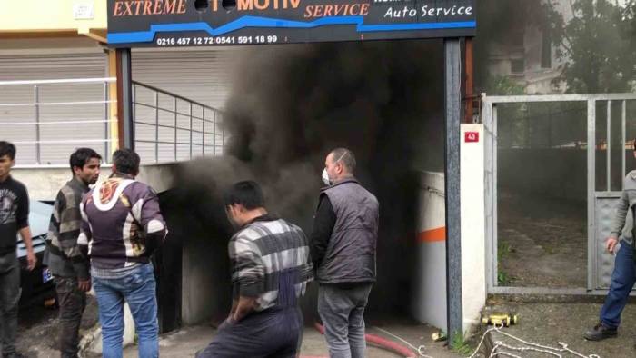 Maltepe’de Oto Tamircisinde Çıkan Yangında Mahsur Kalan 1 Kişi Ağır Yaralandı