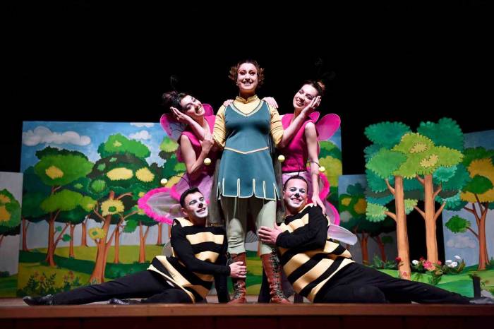 ’kırmızı Başlıklı Kız’ Çocuk Oyunu Prömiyer Yaptı