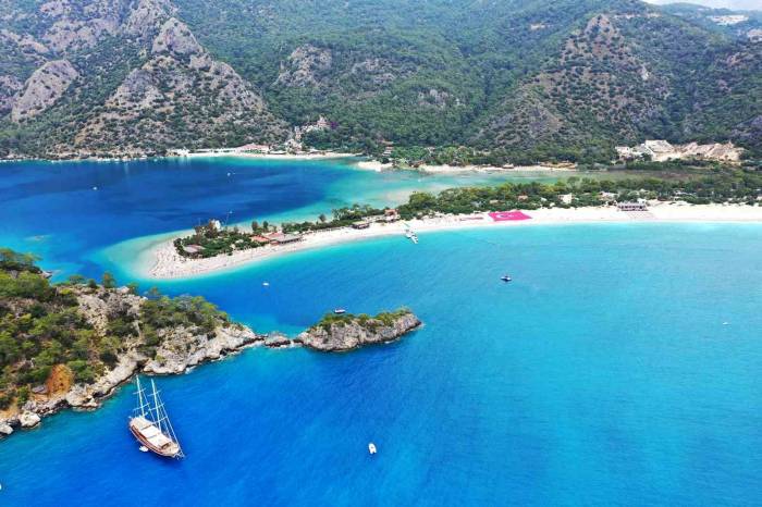 Ölüdeniz Sahilinde Dev Türk Bayraklı 19 Mayıs Kutlaması