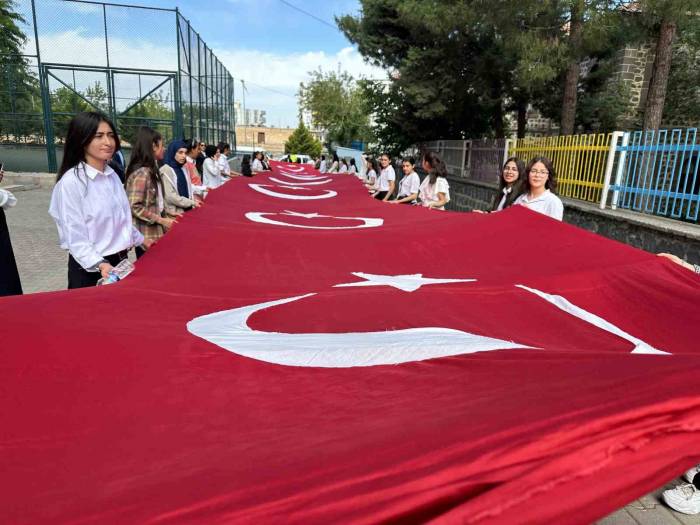 Siverek’te Öğrenciler 19 Mayıs’ta Dev Türk Bayrağıyla Şehir Turu Attı