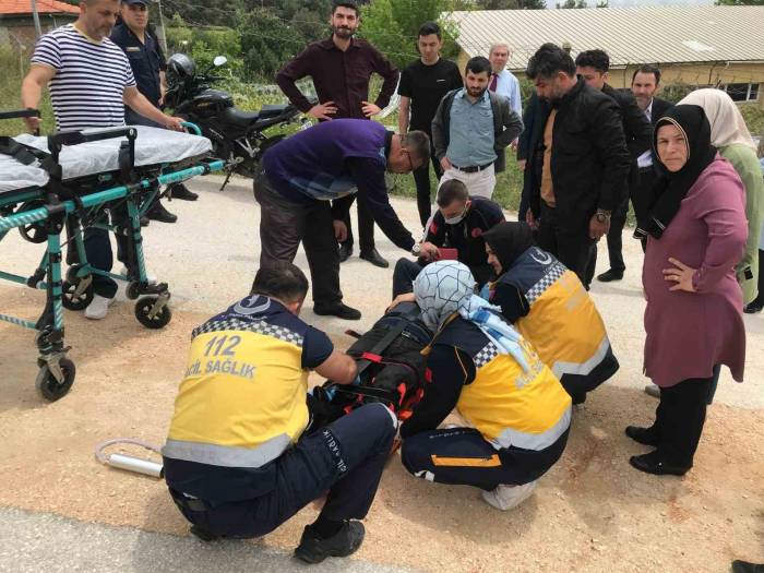 Seyir Halinde Kontrolden Çıkan Motosiklet Devrilirken, Sürücüsü Yaralandı