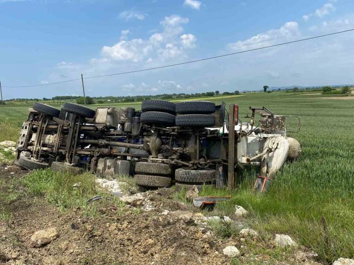 Direksiyonu Kilitlenen Beton Mikseri Devrildi