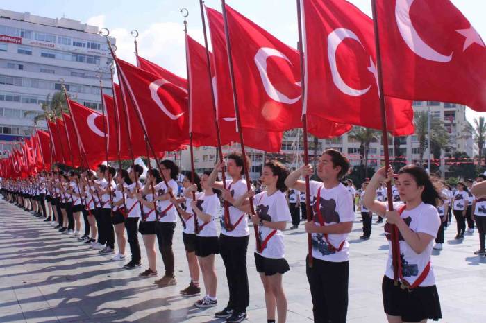 19 Mayıs İzmir’de Coşkuyla Kutlandı