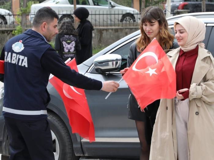 Zabıtadan Vatandaşlara Bayrak