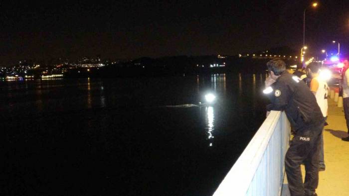 Adana’da Köprüden Göle Düşen Kişi Kayboldu