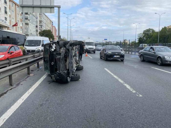 Avcılar’da Kontrolden Çıkan Araç, Metrobüs Bariyerine Çarpıp Yan Yattı:1 Yaralı