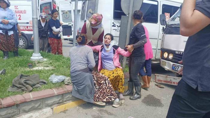 Tarım İşçilerine Taşıyan Minibüs İle Kamyonet Çarpıştı: 9 Yaralı