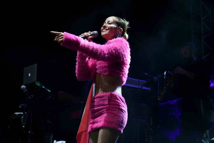 Kuşadası’nda 19 Mayıs Coşkusu Derya Uluğ Konseriyle Zirveye Çıktı