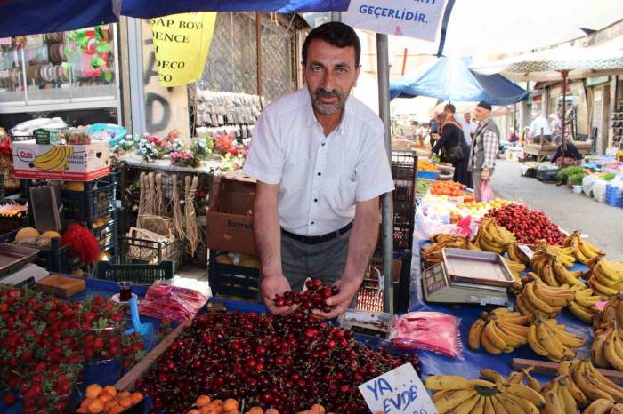 Aydın’da Pazar Tezgahları Kırmızıya Boyandı