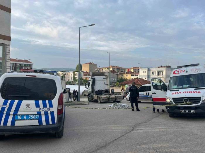 Bursa’da 74 Yaşındaki Kadının Tırın Altında Kalması Güvenlik Kamerasına Yansıdı
