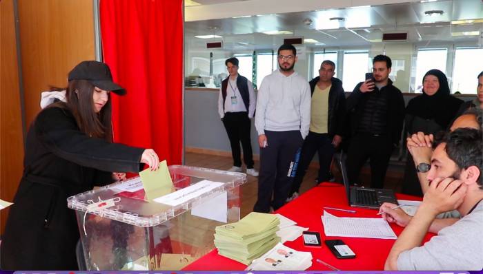 Fransa’daki Türk Seçmenlerden Sandığa Yoğun İlgi