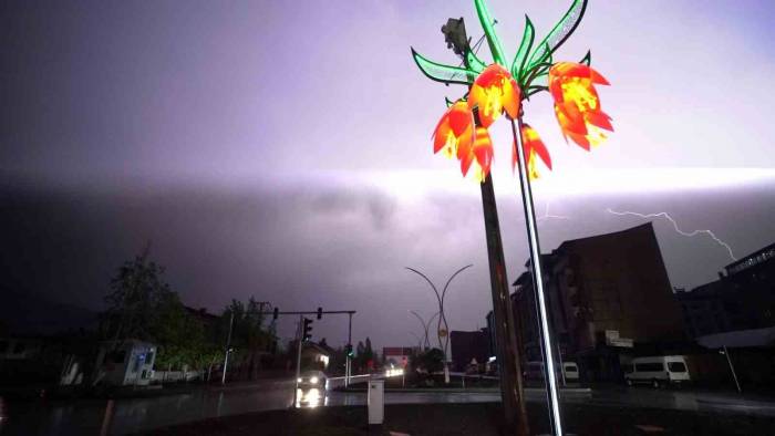 Yüksekova’da Şimşekler Geceyi Gündüze Çevirdi