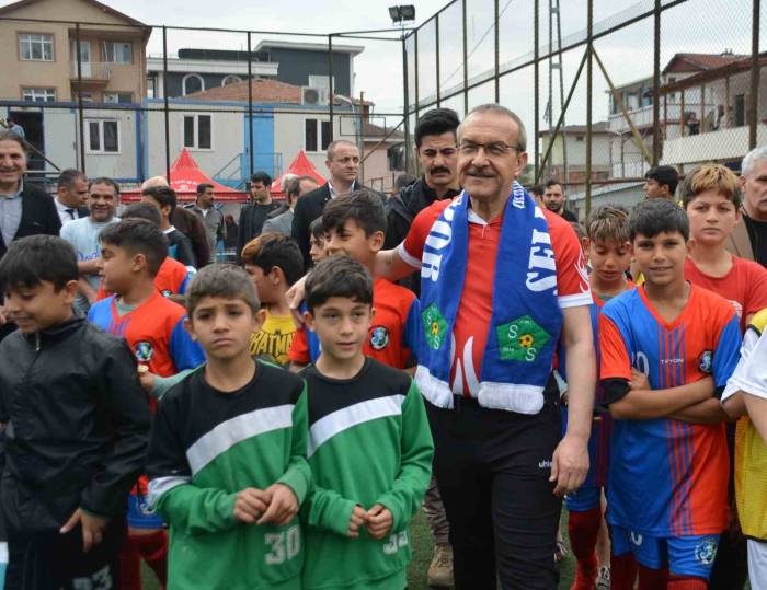 60 Eşofman, 60 Forma, 8 Futbol Topunu Vali Kendi Elleriyle Dağıttı