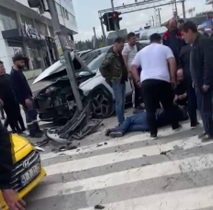 Kırmızı Işıkta Geçti: 3 Araç Birbirine Girdi