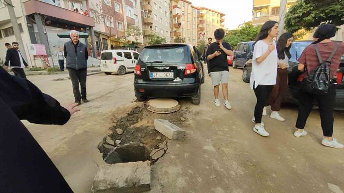 Rögar Kapağına Takılan Otomobilin Hava Yastıkları Patladı: 2 Kişi Yaralandı