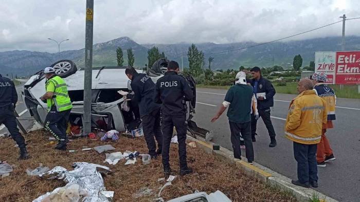 Takla Atarak Hurdaya Dönen Otomobilden Aynı Aileden 5 Kişi Yaralandı