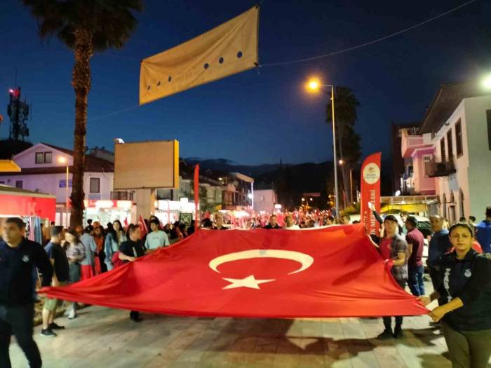 Köyceğiz’de 19 Mayıs’ın Coşkusu Fener Alaylarıyla Sokağa Taştı