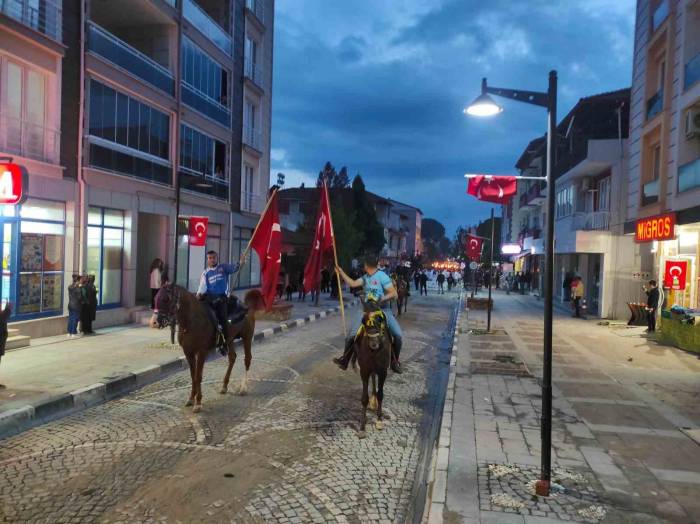 Selendi’de 19 Mayıs Coşkusu Geceyi Aydınlattı