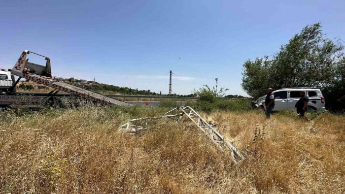 Mardin’de Hafif Ticari Araç Elektrik Direğine Çarptı: 1 Yaralı
