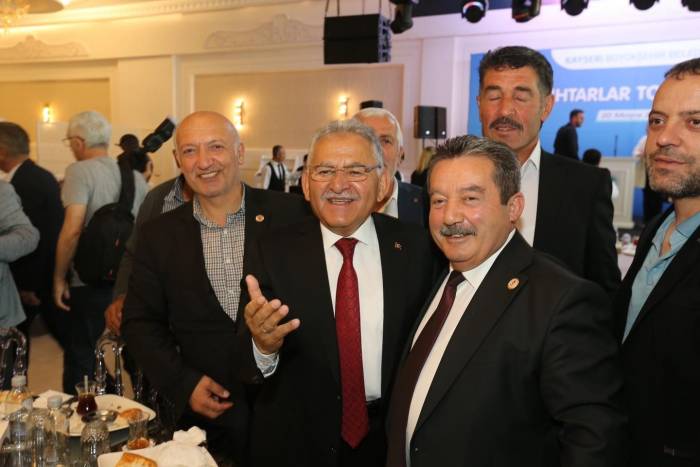 Bakan Akar Ve Başkan Büyükkılıç Muhtarlarla Görüştü