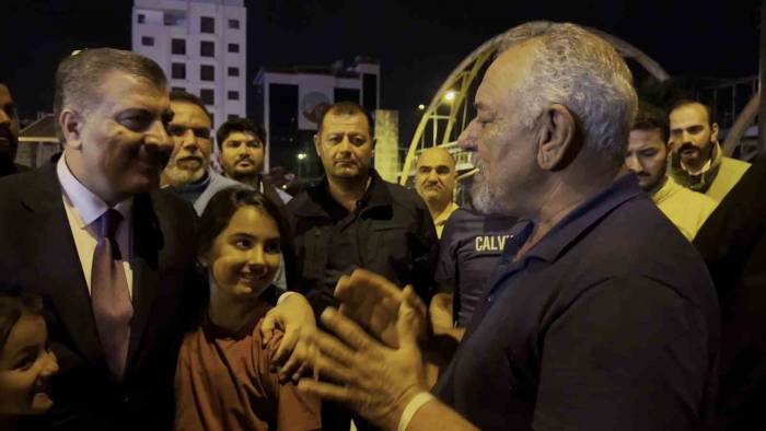 Bakan Koca’yı Karşısında Gören Depremzede: "bakanım Artık Uyuyun Siz Bize Lazımsınız"