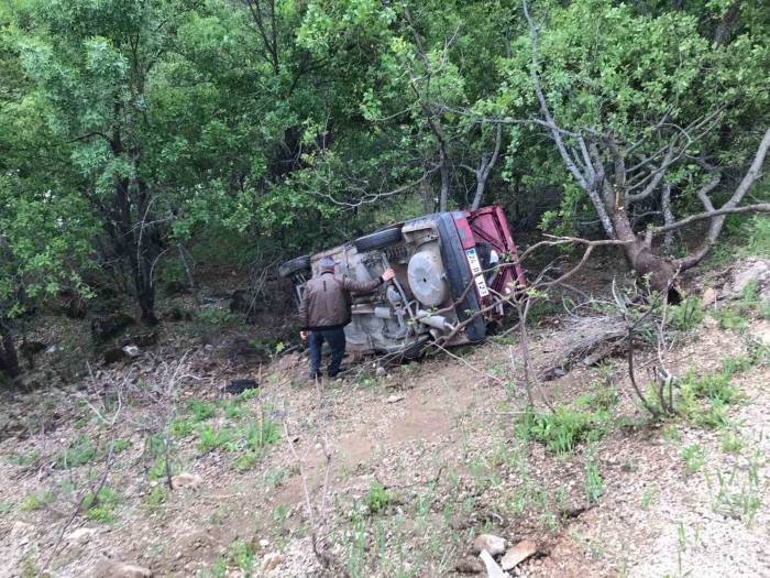 Tunceli’de Şarampole Devrilen Araçtan Sürücü Sağ Kurtuldu