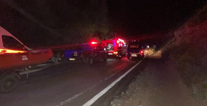 Tunceli’de Kamyon Munzur Çayı’na Uçtu: 2 Kişiyi Kurtarma Çalışmaları Sürüyor