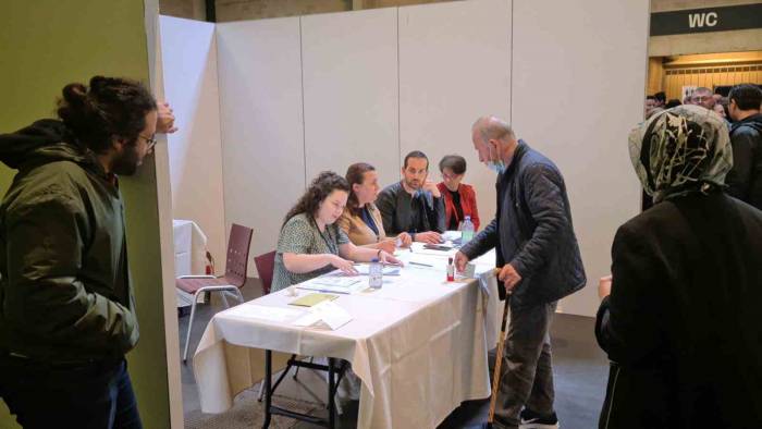 Belçika’daki Türkler Seçimin 2. Tur Oylamasında Uzun Kuyruk Oluşturdu