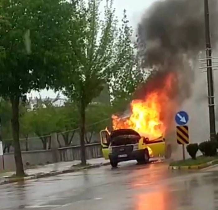 Van’da Seyir Halindeki Minibüs Alev Alev Yandı