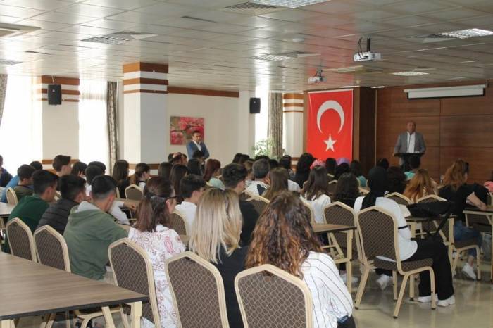 Ayvalık’ta Akademisyenler Öğrencilerle Derste Buluştu