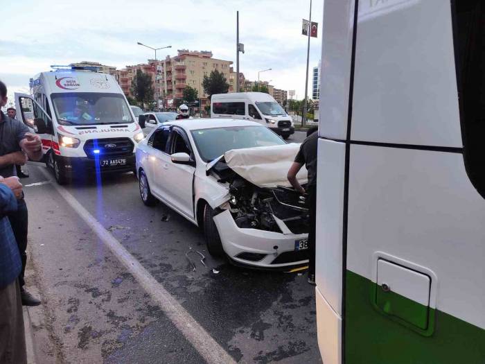 Batman’da Otomobil Belediye Otobüsüne Arkadan Çarptı: 1 Yaralı