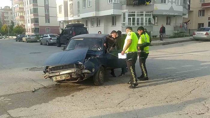 Otomobil, Minibüsle Çarpıştı: 2 Yaralı