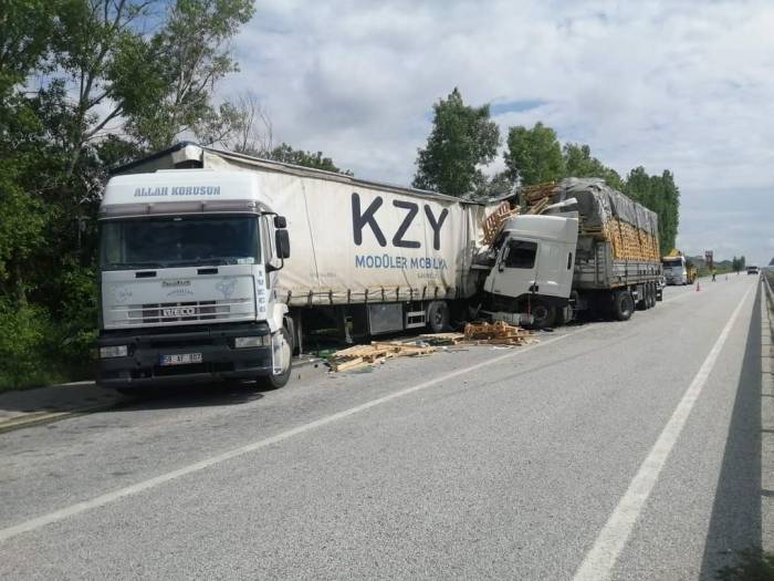 Yol Kenarına Park Eden Tıra Arkadan Gelen Başka Tır Çarptı
