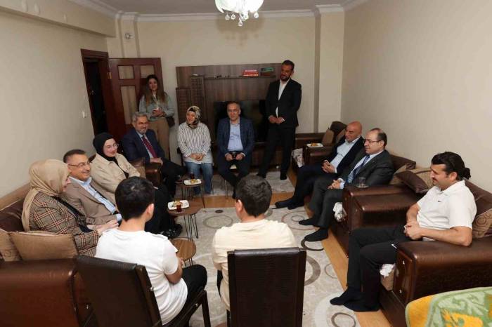 Depremzede Aleyna Yürümeye Başladı, Oktay Çiftini Ayakta Karşıladı