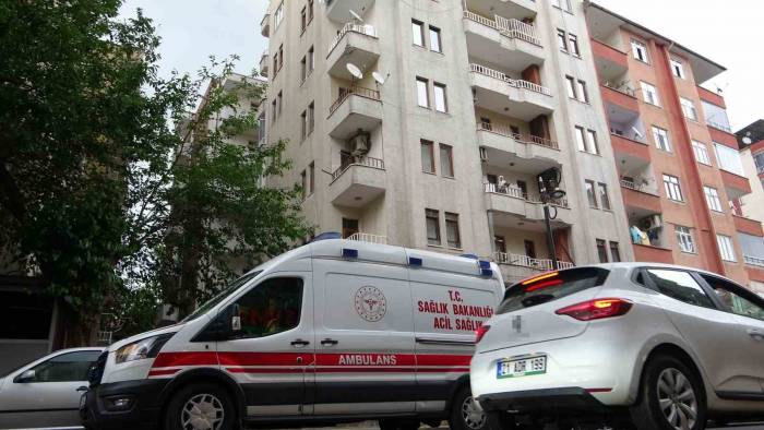 Diyarbakır’da Balkonda Yaşlı Adamın Üzerine Dolap Düştü