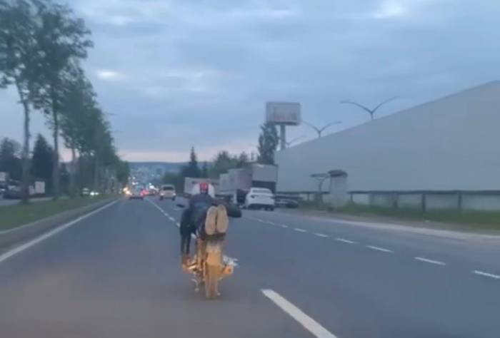 Motosikleti Yatarak Kullandı