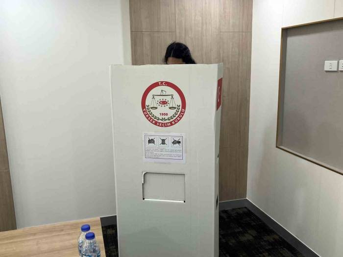 Tayland’daki Türk Seçmenler 2. Tur Seçimleri İçin Sandık Başında