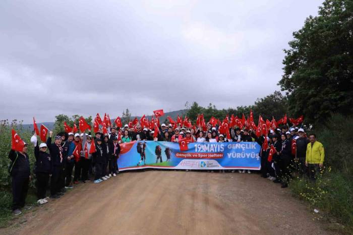 İzmitliler "gençlik Yürüyüşü" İle Bir Kez Daha Bayram Kutladı