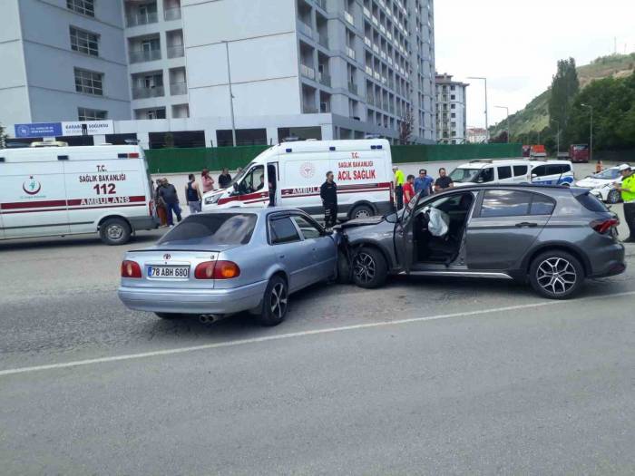 Karabük’te İki Otomobil Çarpıştı: 2’si Çocuk 5 Yaralı