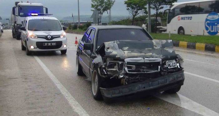 Kastamonu’da Otomobil Tıra Çarptı: 2 Yaralı