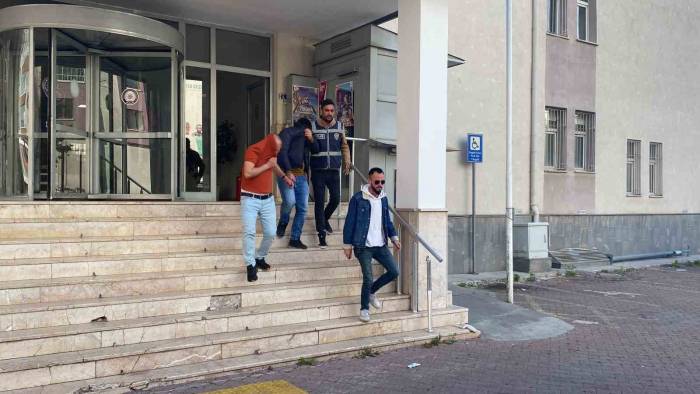 Aranan İki Şahıs Yakalandı