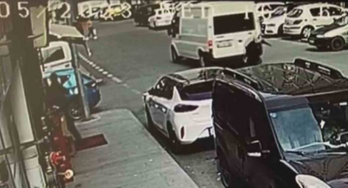 Dikkatsiz Sürücü Geri Geri Giderken Yaşlı Kadına Çarptı