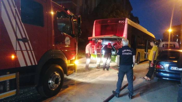 Yolcu Otobüsünün Motor Kısmından Yükselen Duman Korkuttu