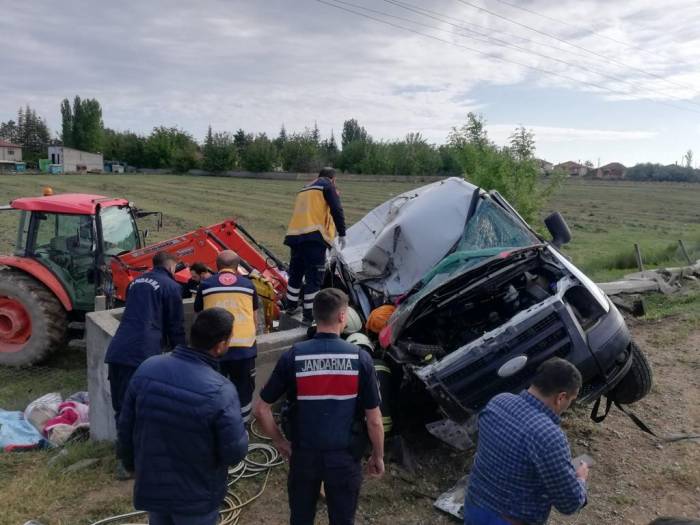 Tarım İşçilerini Taşıyan Minibüs Devrildi: 1 Ölü, 8 Yaralı