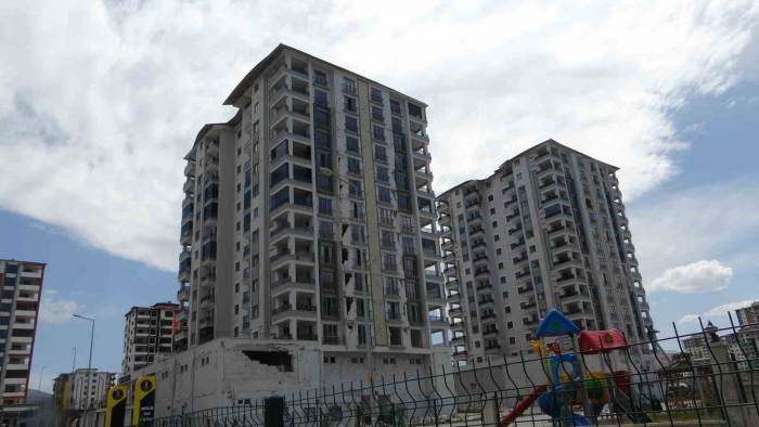 Depremin Vurduğu Milyonluk Dairelerde Yıkım İçin Gün Sayılıyor