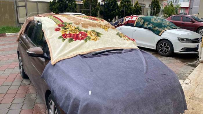 Sağanak Yağış Uyarısı Yapılan Kastamonu’da Araçlara Battaniye Ve Halılı Koruma