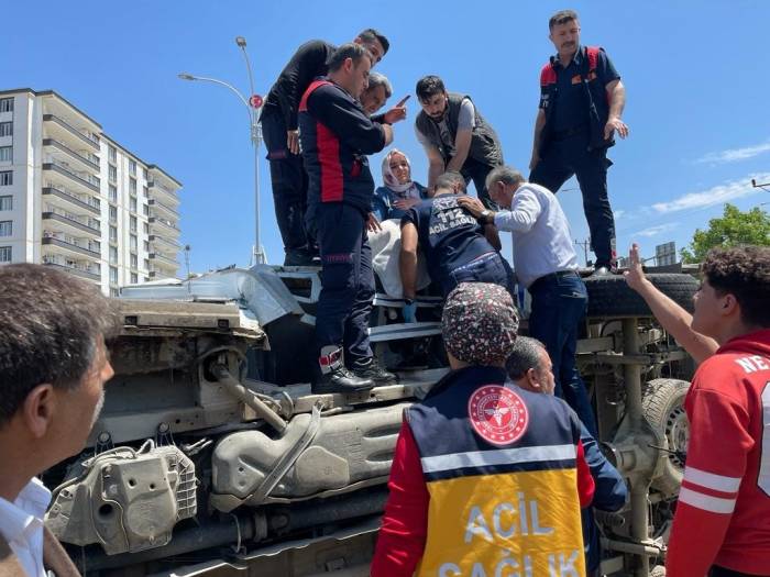 Siirt’te Kamyonet İle Otomobil Çarpıştı: 2’si Çocuk 7 Yaralı