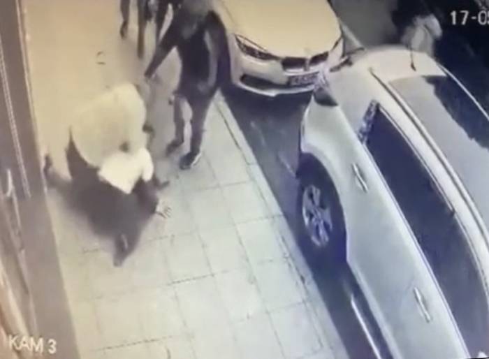 Dehşet Anları Kamerada: Müşterileri Rahatsız Edip Para İsteyen Genci Önce Dövdü, Sonra Vurdu