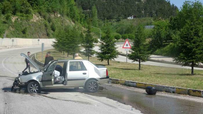 Tokat’ta Bariyerlere Çarpan Aracın Lpg Tankı Yola Fırladı